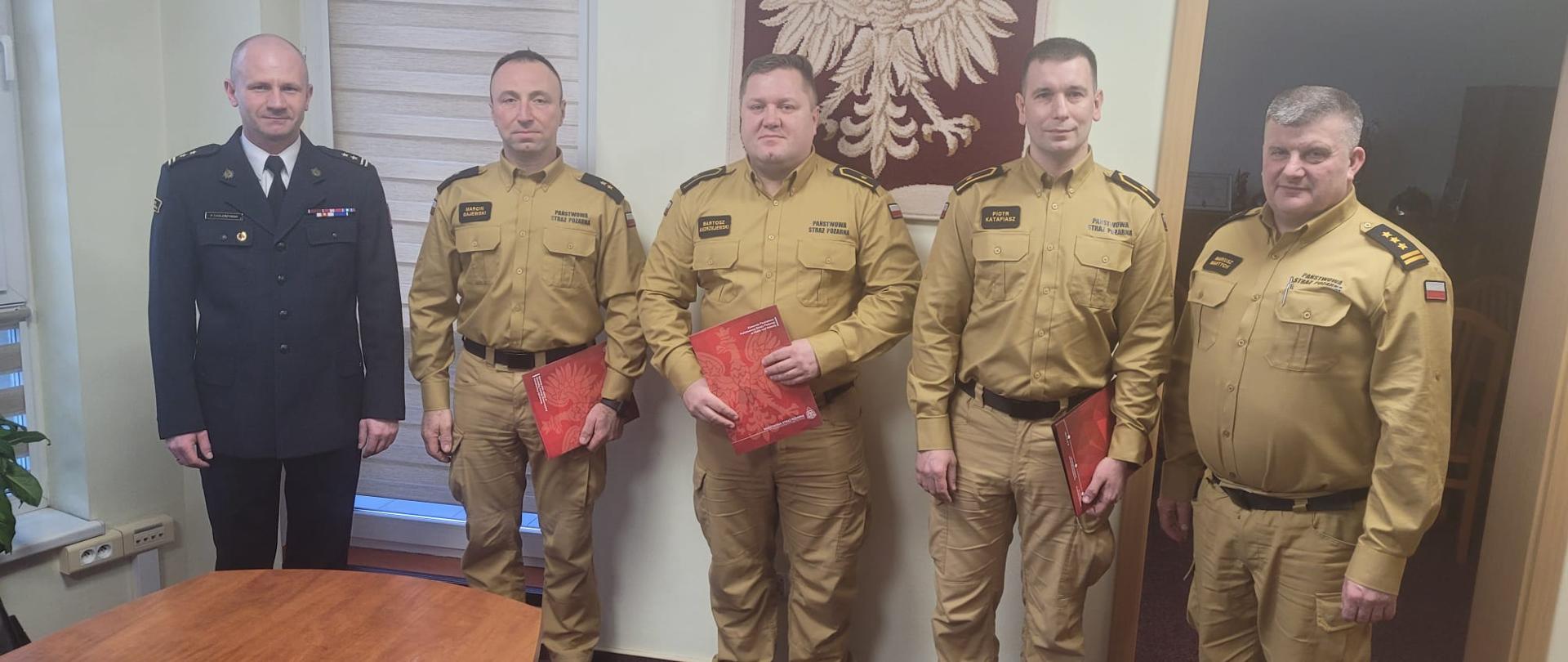 Na zdjęciach awansowani funkcjonariusze