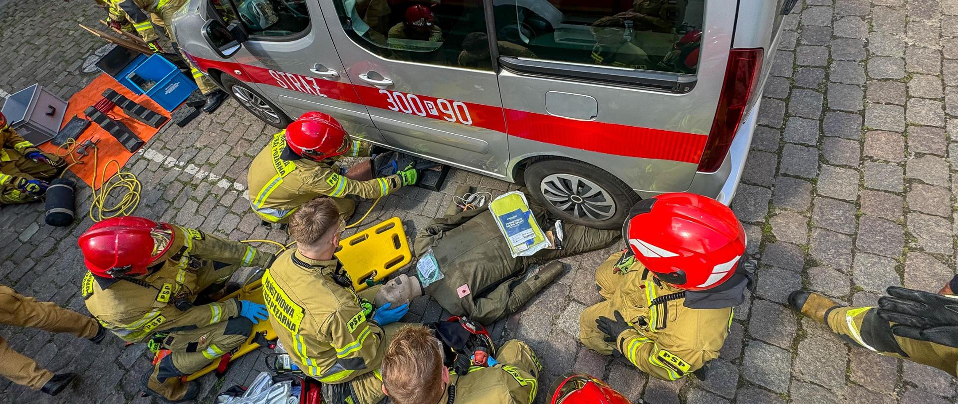 Wyciąganie poszkodowanego spod pojazdu