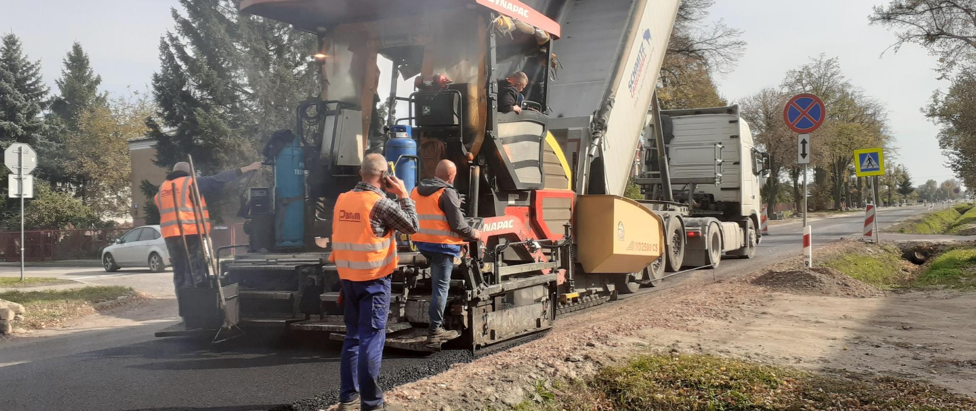 Utrudnienia na DK50 w m. Zamienie; układanie masy, rozściełacz