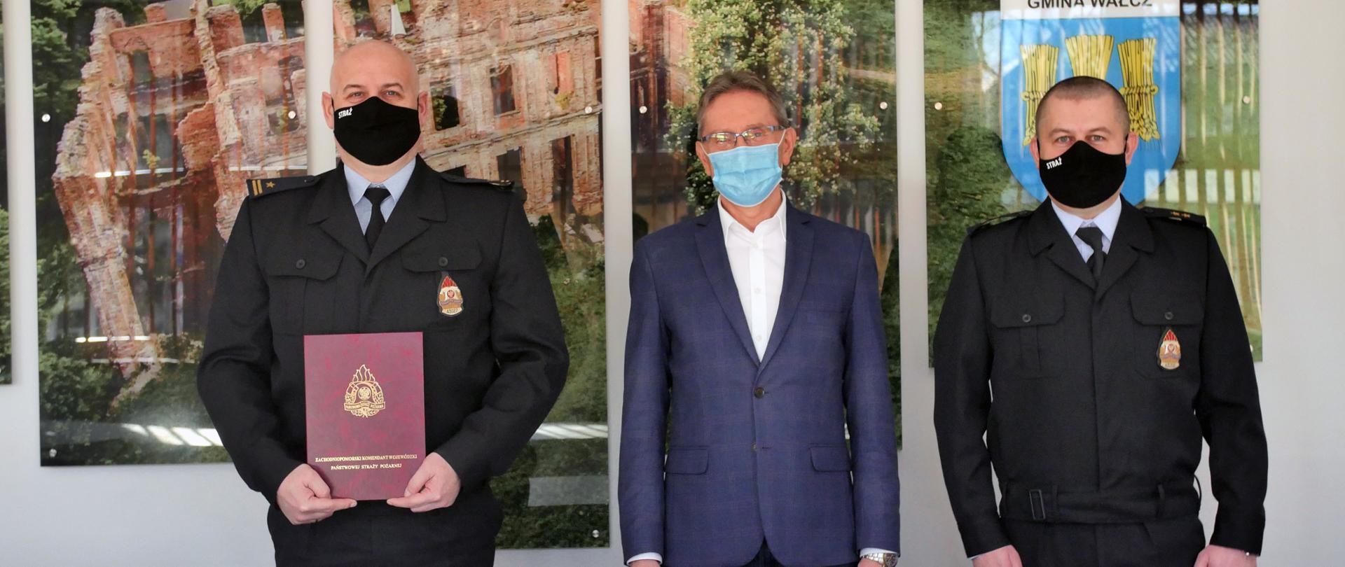 Zdjęcie przedstawia Wójta Gminy Wałcz oraz Komendantów PSP Wałcz