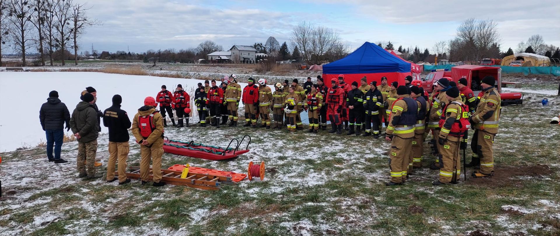 Strażacy podczas ćwiczeń ratownictwa lodowego