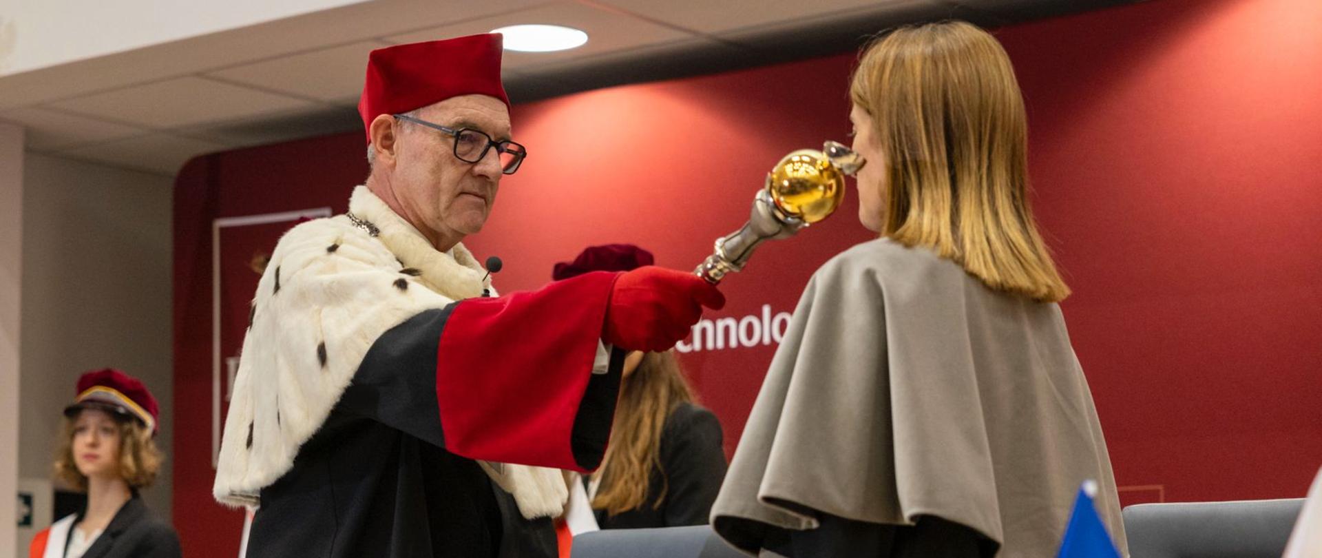 Przewodnicząca Parlamentu Europejskiego Roberta Metsola została uhonorowana tytułem doktora honoris causa Politechniki Łódzkiej. 