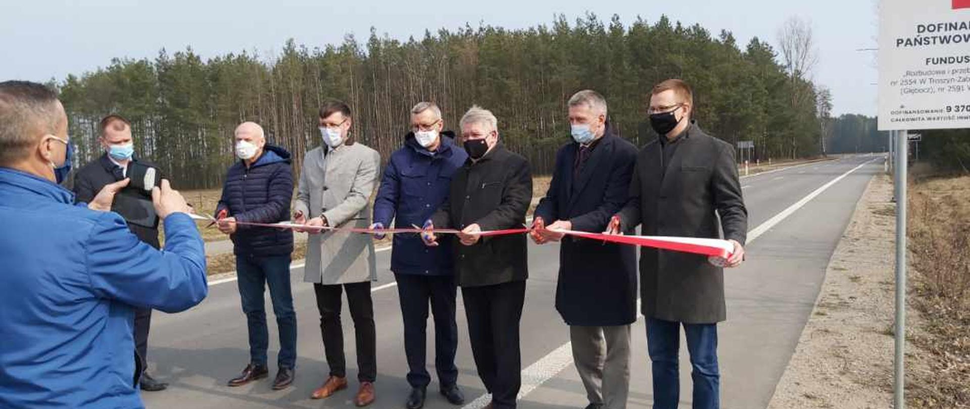 Na zdjęciu znajduje się sześć osób