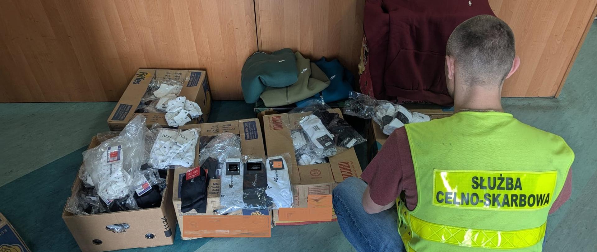 Zatrzymana odzież z zastrzeżonymi znakami towarowymi. 