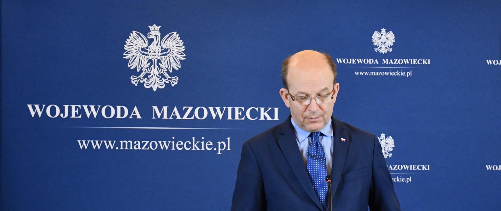 Wojewoda Mazowiecki na tle granatowej ścianki 
