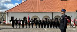 Uroczystości w Staszowie kompania i dowódca na tle ratusza w Staszowie