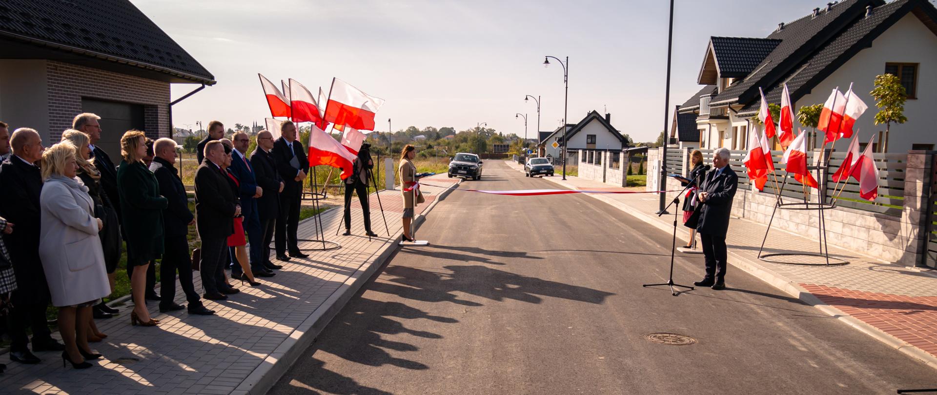 Przemówienie wojewody podlaskiego Bohdana Paszkowskiego podczas uroczystości otwarcia lokalnej drogi
