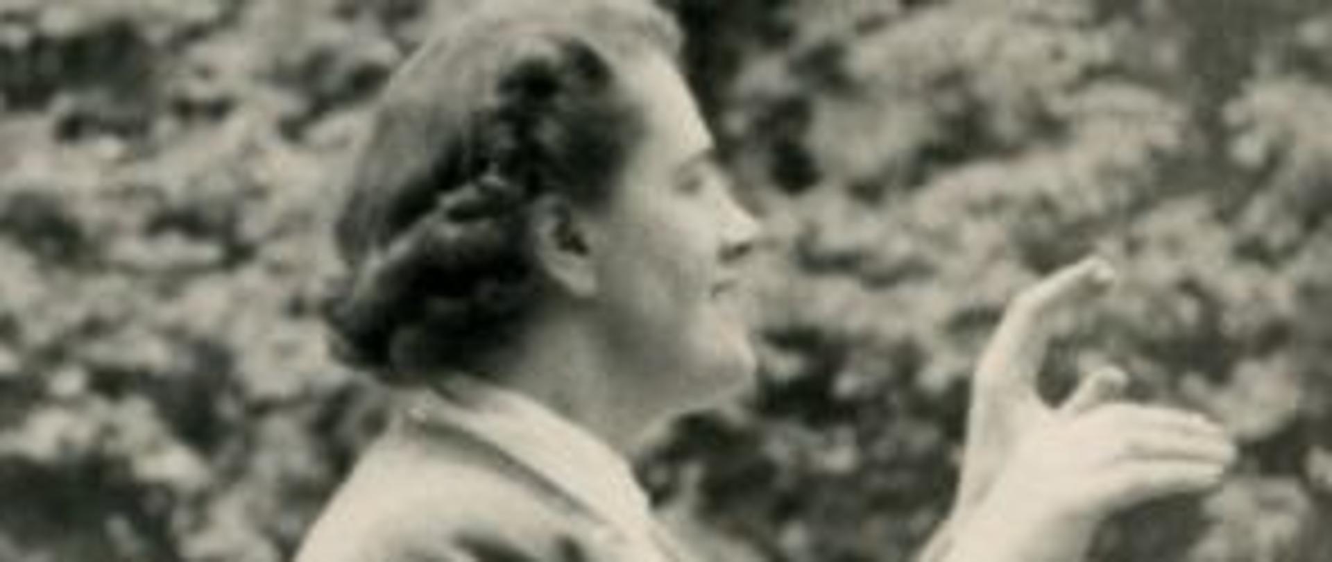 Postać kobiety na szarym tle