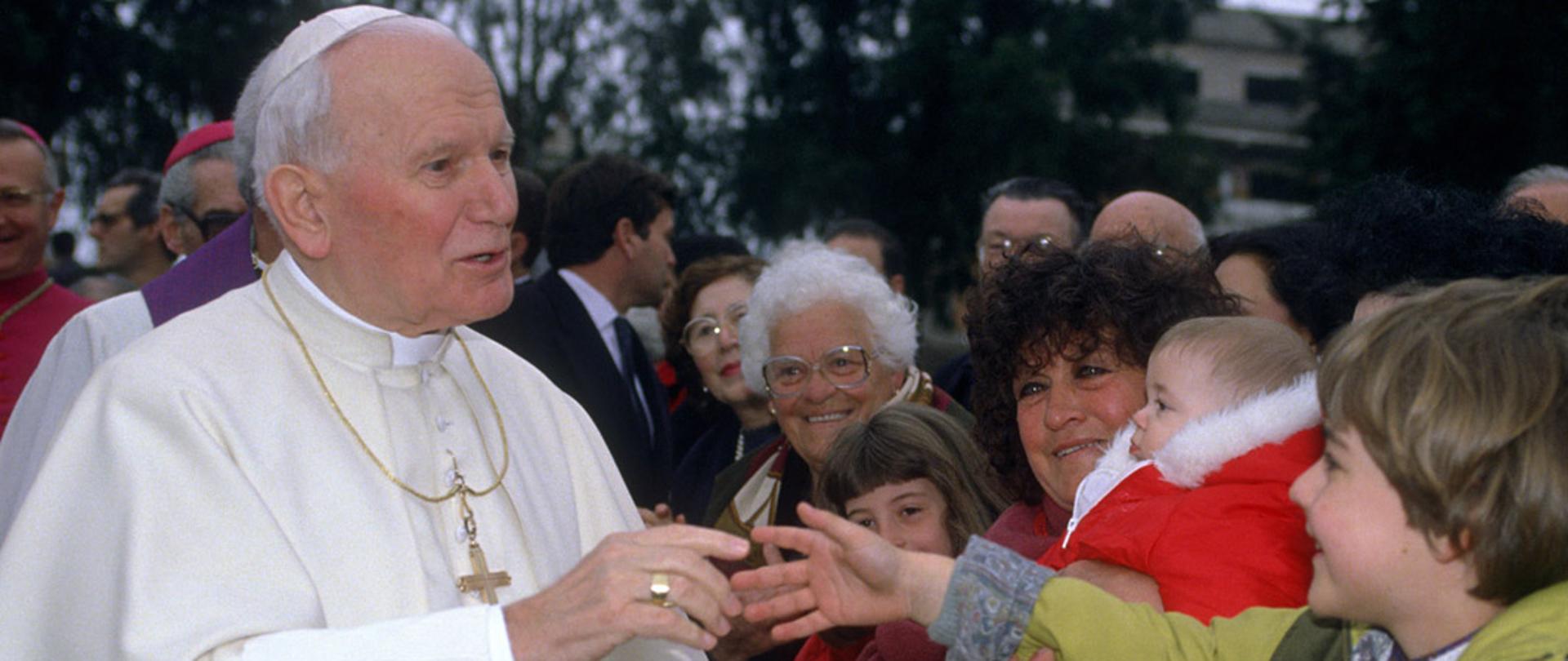 13.03.1994 Roma. Il Papa Giovanni Paolo II visita la parrocchia di San Francesco di Sales. Il Santo Padre saluta i bambini.