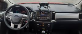 Zdjęcie pojazdu Ford Ranger na placu manewrowym Komendy Powiatowej Państwowej Straży Pożarnej w Krośnie Odrzańskim - wnętrze pojazdu.