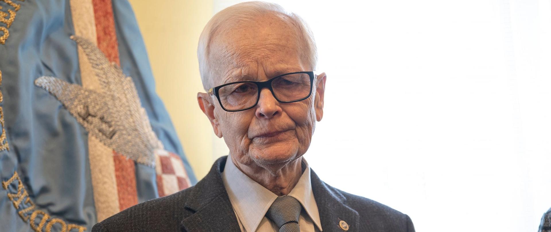 Wicewojewoda łódzki Karol Młynarczyk wręczył Grzegorzowi Młoczkowi Złoty Krzyż Zasługi