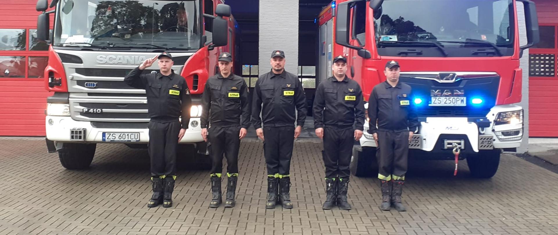 Zdjęcie przedstawia strażaków oddających hołd tragicznie zmarłym strażakom