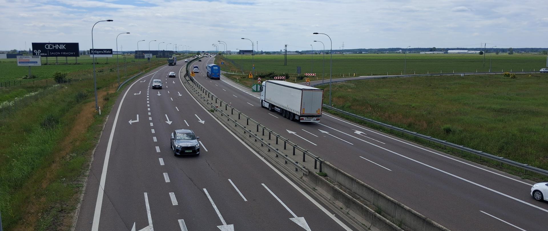 S17_obwodnica_Garwolina i poruszające się po niej pojazdy