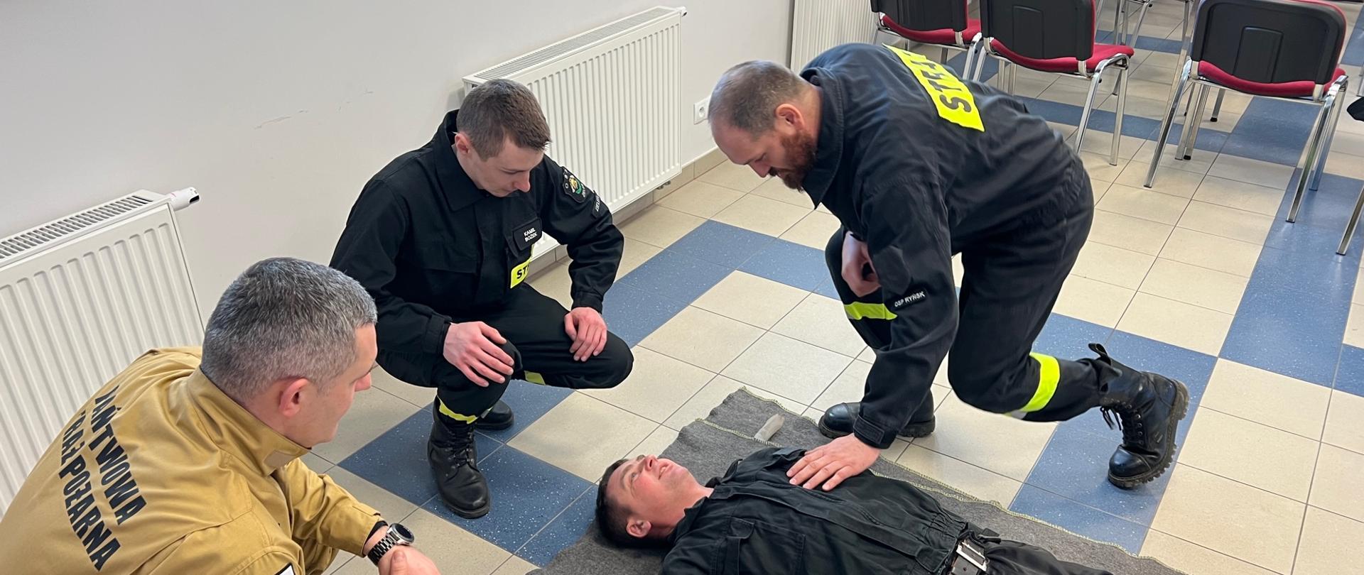 Recertyfikacja uprawnień z zakresu kwalifikowanej pierwszej pomocy dla strażaków ratowników OSP. Jedno z założeń podczas egzaminu, nadzorowane przez wykwalifikowanego egzaminatora mł.asp. Pawła Skarżyńskiego.