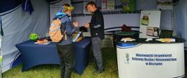 mężczyzna z kobietą rozmawiają na stoisku WIORiN w Olsztynie