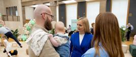 Zdjęcie ze spotkania premiera Donalda Tuska, minister zdrowia Jolanty Sobierańskiej-Grendy, wiceminister rodziny, pracy i polityki społecznej Aleksandry Gajewskiej z rodzinami uczestniczącymi w programie leczenia niepłodności.