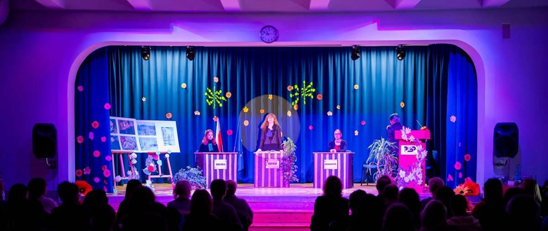 Fotografia przedstawia scenę na której odbywa się przestawienie.