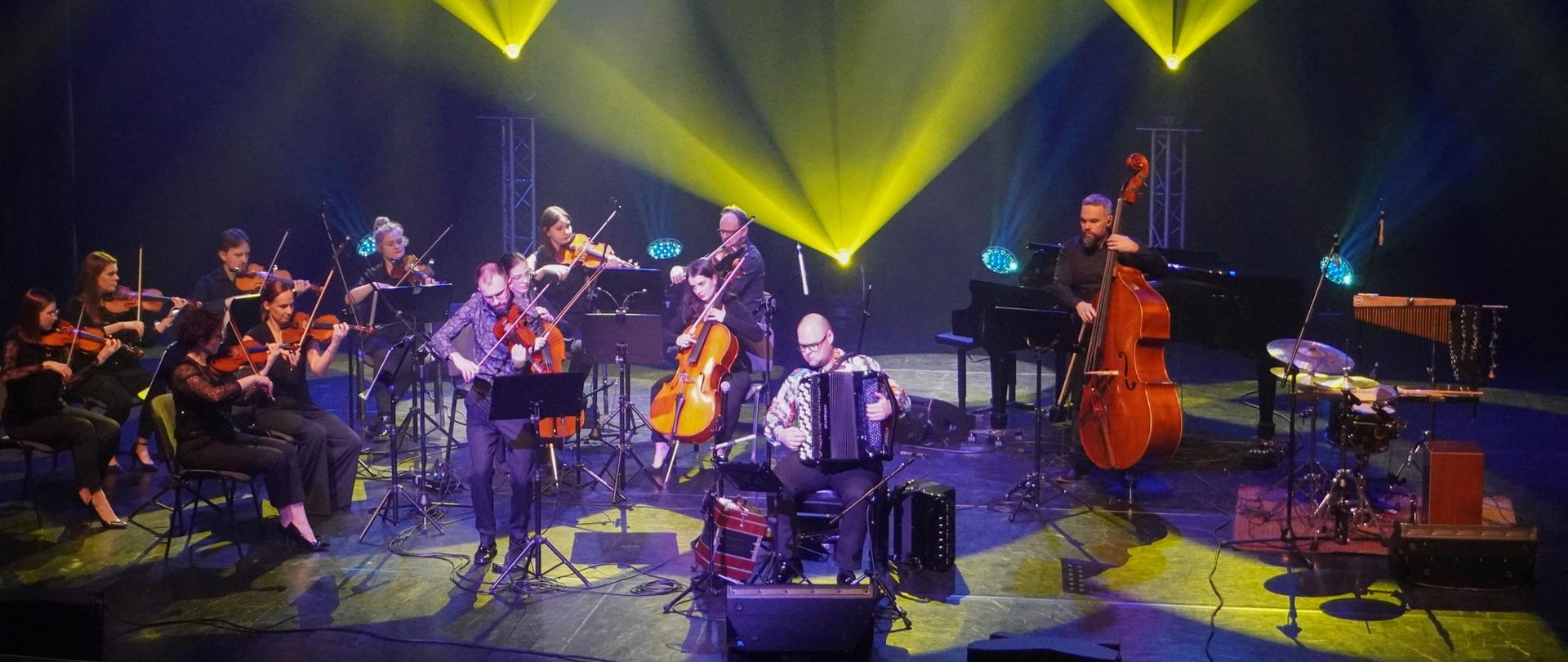 Paweł Nowak wraz z orkiestrą kameralną ORC na scenie WCK podczas koncertu wykonuje na akordeonie jeden z utworów.