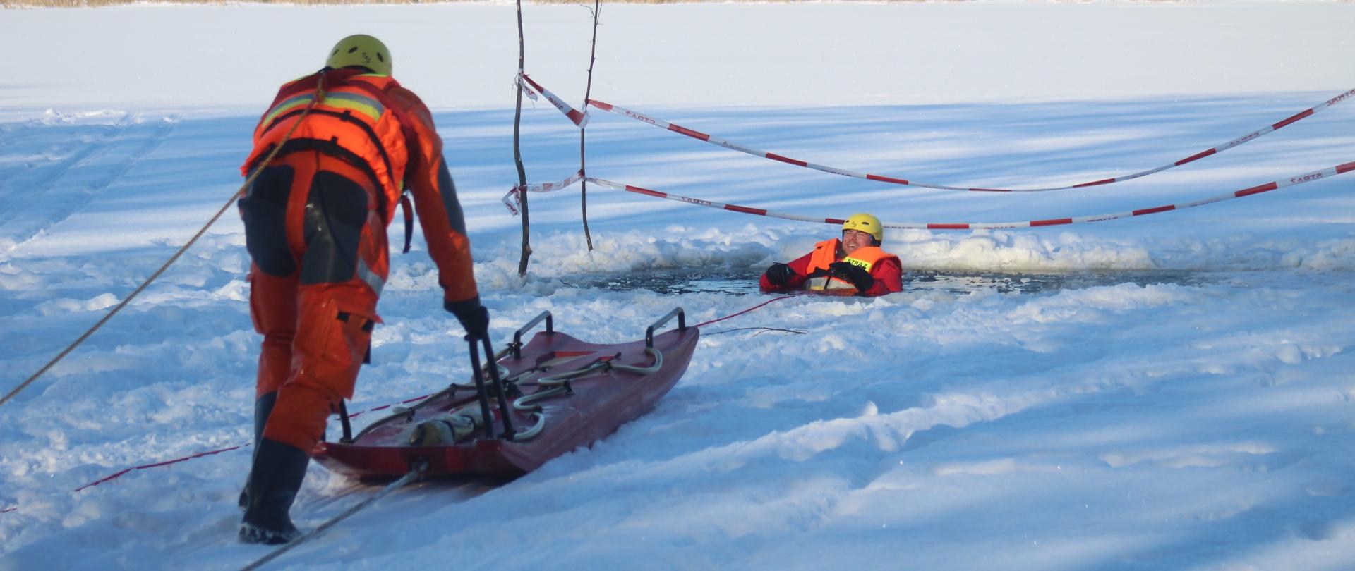 Fotografia przedstawia ćwiczenia na lodzie