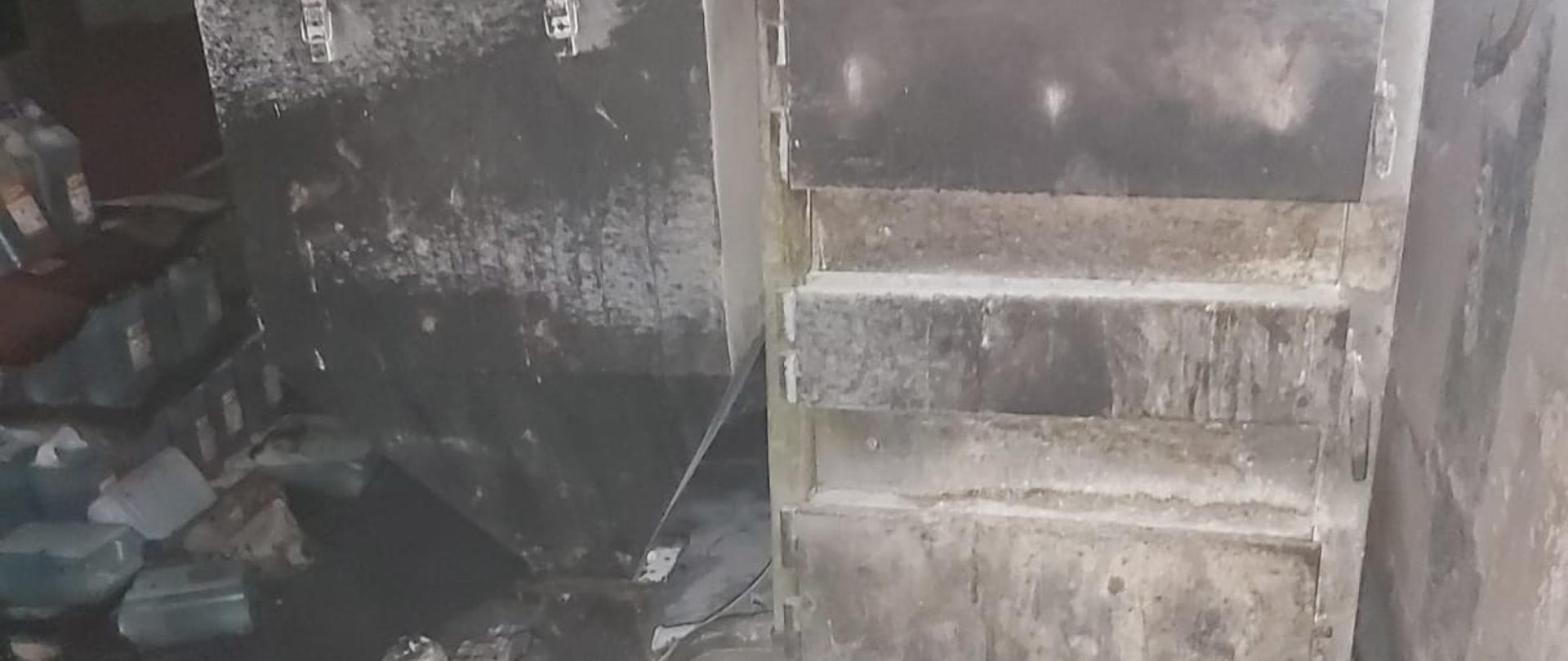 W pomieszczeniu kotłowni widać uszkodzony piec centralnego ogrzewania