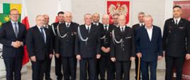 Seniorzy OSP wraz z władzami gminy Ostrów, Komendantem Powiatowym PSP i jego zastępcą, Posłem na sejm RP, Radnym Sejmiku