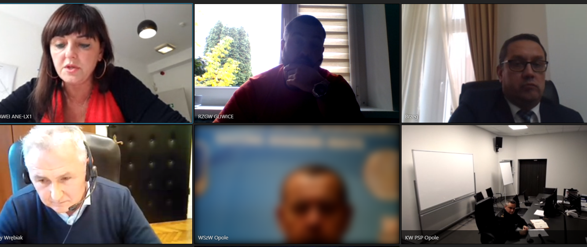 Na zdjęciu widok ekranu wideokonferencji, ekran podzielony na 7 pół, w każdym polu jeden z uczestników.