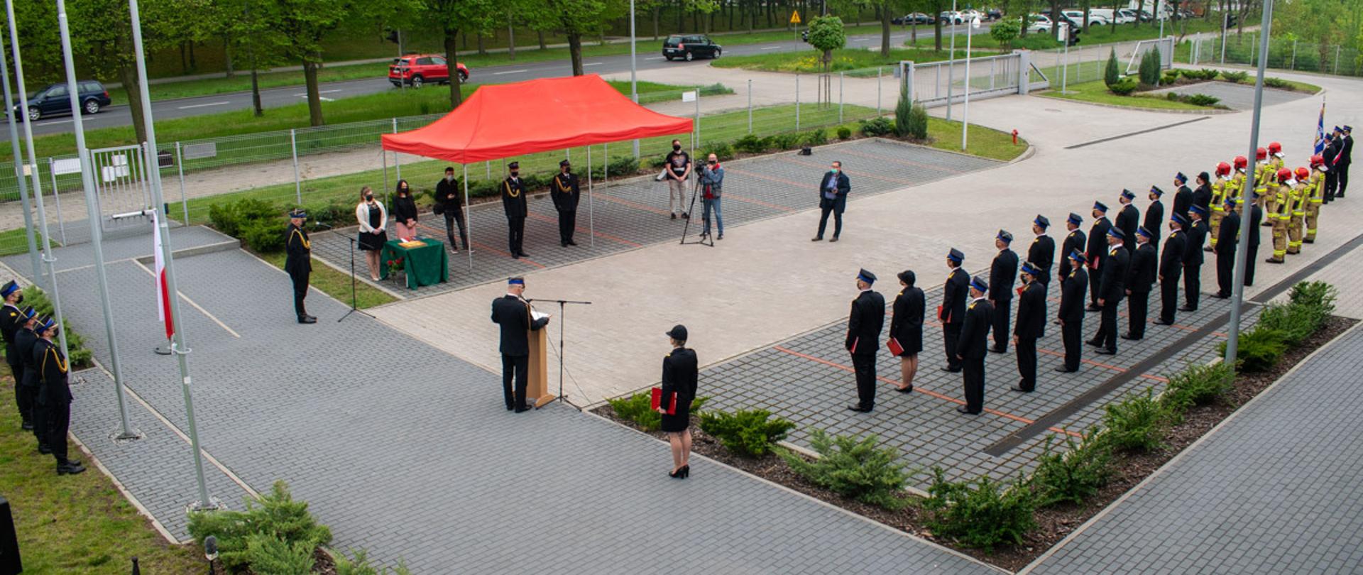 Uroczysta zbiórka z okazji Dnia Strażaka, przemawia Komendant Powiatowy PSP 
