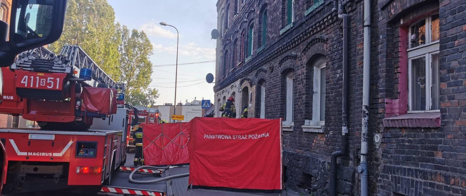 Samochody Straży Pożarnej przed budynkiem