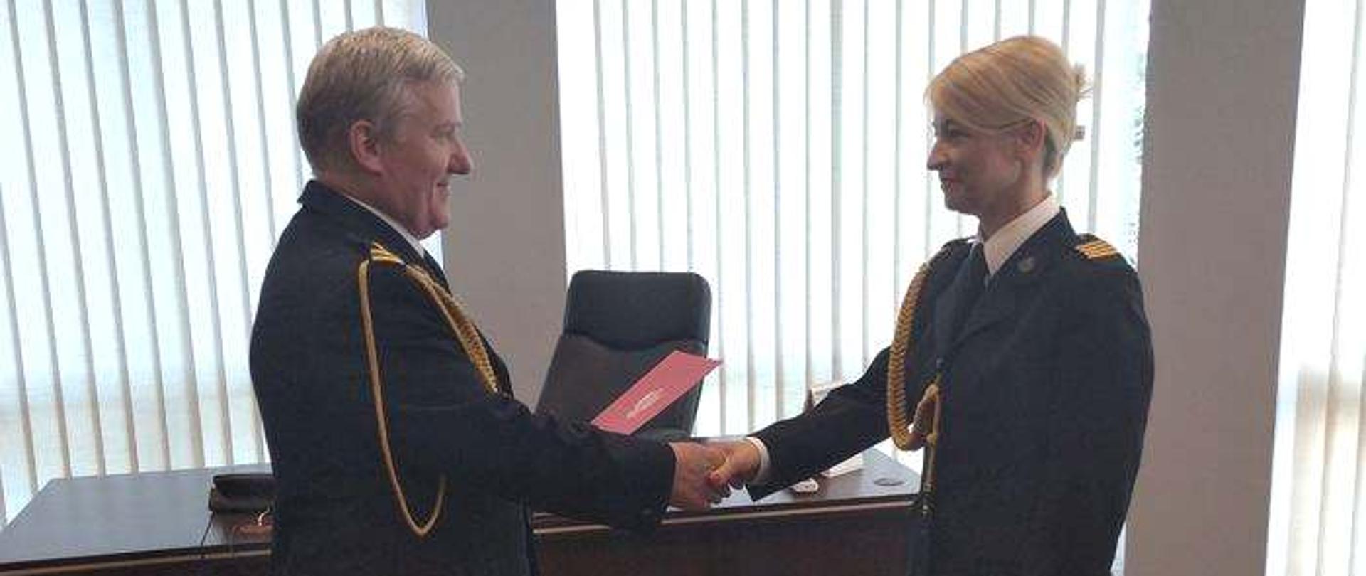 p.o. Komendant Powiatowy PSP bryg. Janusz Leszczewski wręczył akt nadania stopnia oraz świadectwo potwierdzające kwalifikacje w zawodzie absolwentce Szkoły Aspirantów PSP w Poznaniu, jednocześnie gratulując zdobycia tytułu technika pożarnictwa oraz życząc dalszych sukcesów w służbie.