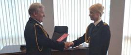 p.o. Komendant Powiatowy PSP bryg. Janusz Leszczewski wręczył akt nadania stopnia oraz świadectwo potwierdzające kwalifikacje w zawodzie absolwentce Szkoły Aspirantów PSP w Poznaniu, jednocześnie gratulując zdobycia tytułu technika pożarnictwa oraz życząc dalszych sukcesów w służbie.