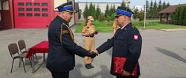 Na zdjęciu nowo mianowany Zastępca Dowódcy JRG przyjmuje gratulacje od Komendanta Powiatowego