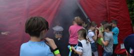 Na zdjęciu służby mundurowe oraz dzieci podczas Pikniku z okazji Dnia Dziecka 2022 
