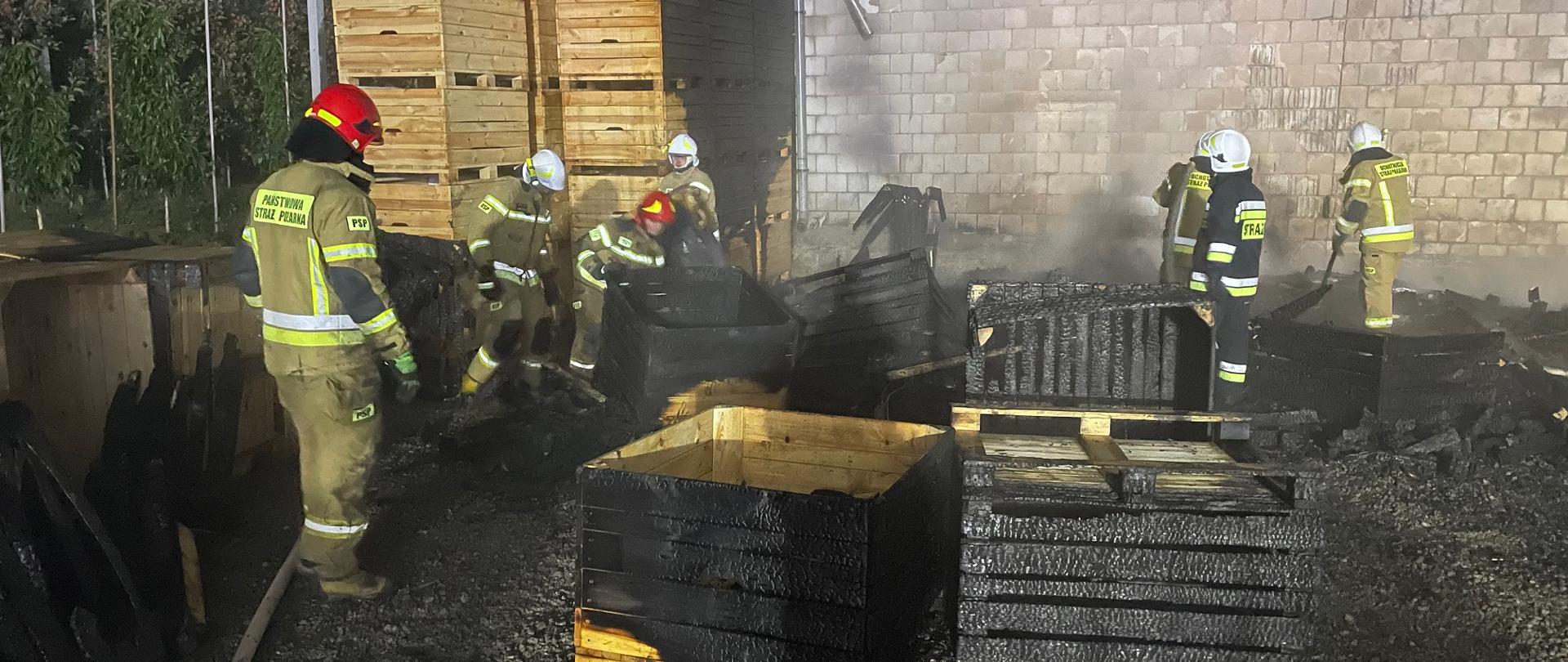 Strażacy gaszą pożar drewnianych skrzyń