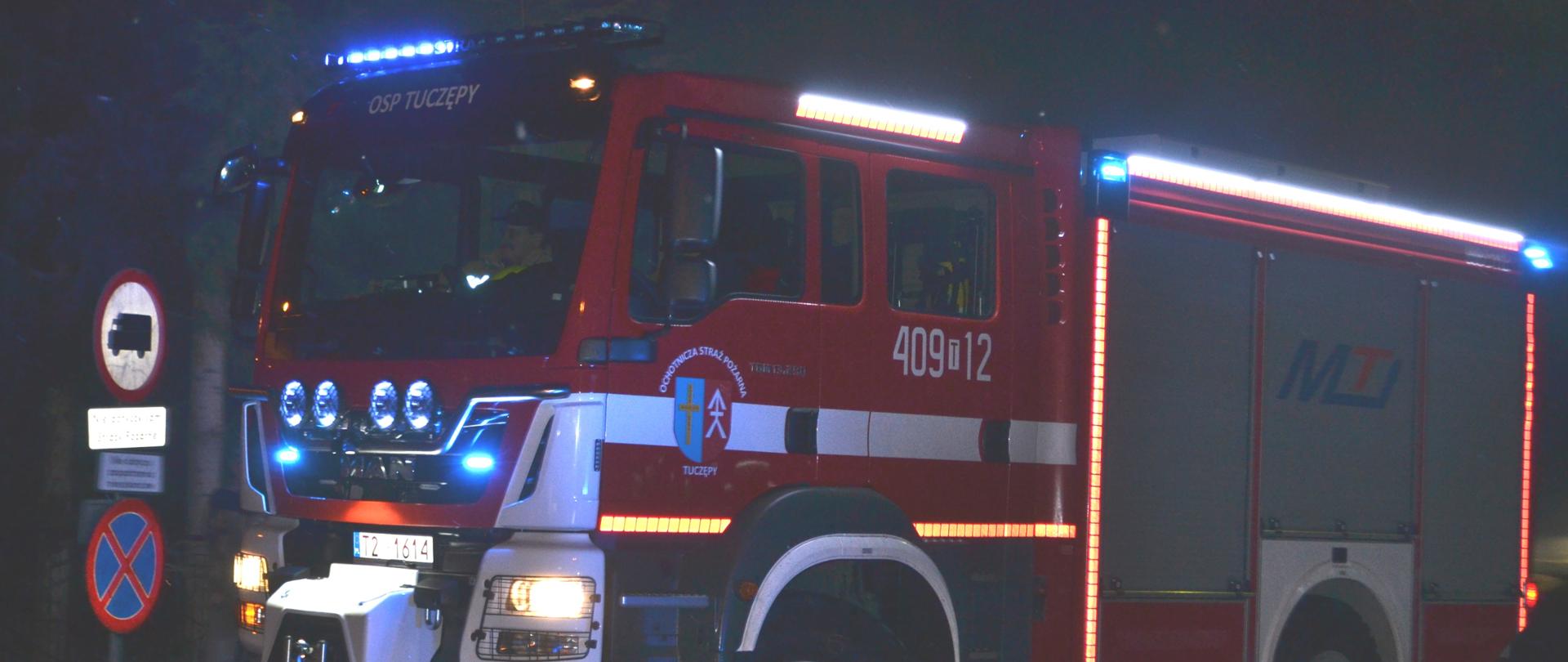 Zdjęcie samochodu ratowniczo-gaśniczego MAN podczas wjazdu do pomieszczenia garażowego.