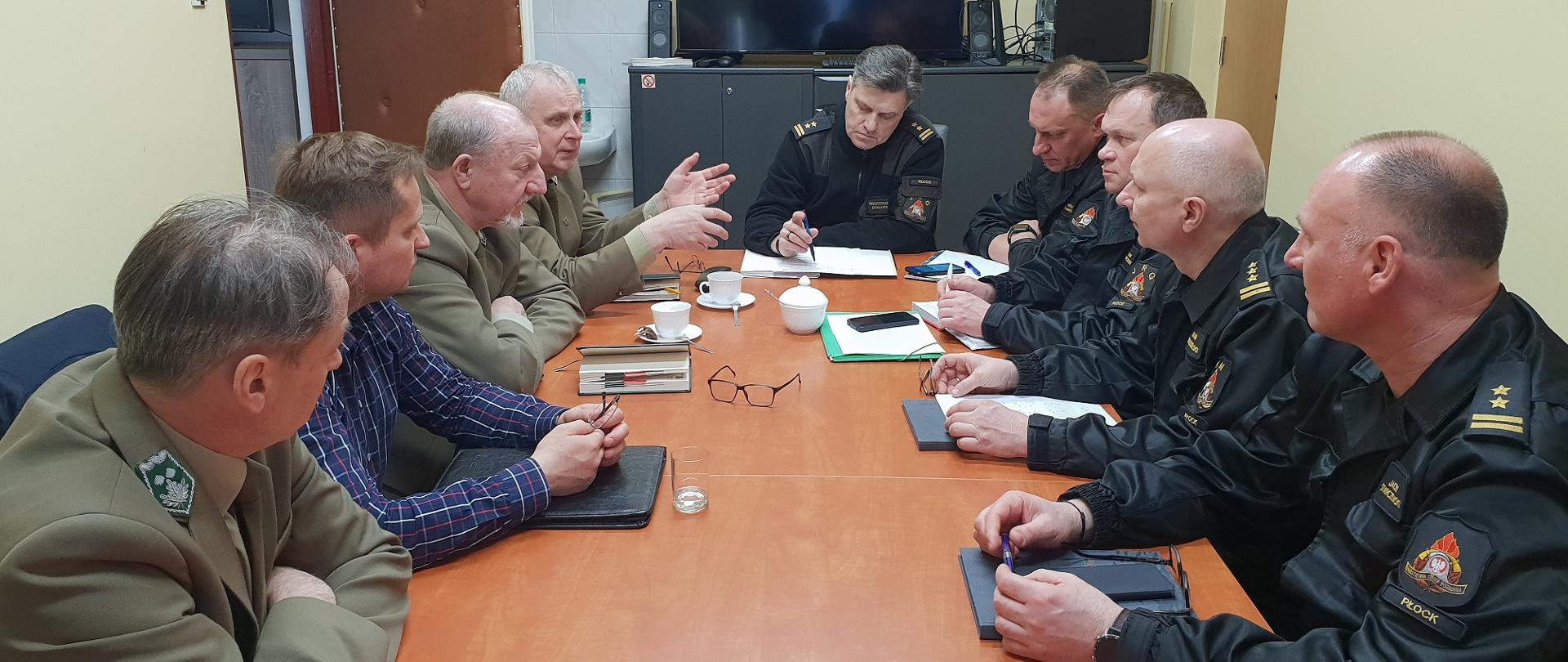 Na zdjęciu przedstawiciele nadleśnictw omawiąjący stosowane zabezpieczenia pożarowe poszczególnych nadleśnictw.