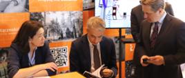  Wicepremier, minister cyfryzacji Krzysztof Gawkowski na stoisku Instytutu Łączności - PIB 