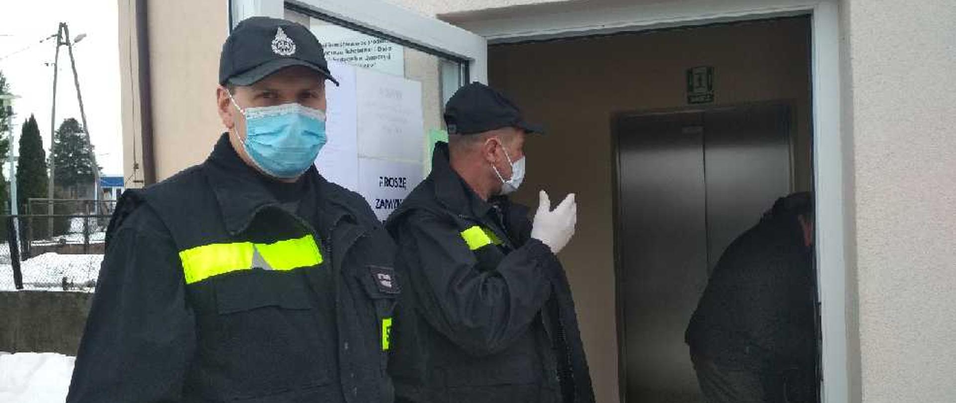 Strażacy OSP Sucha w ubraniach koszarowych