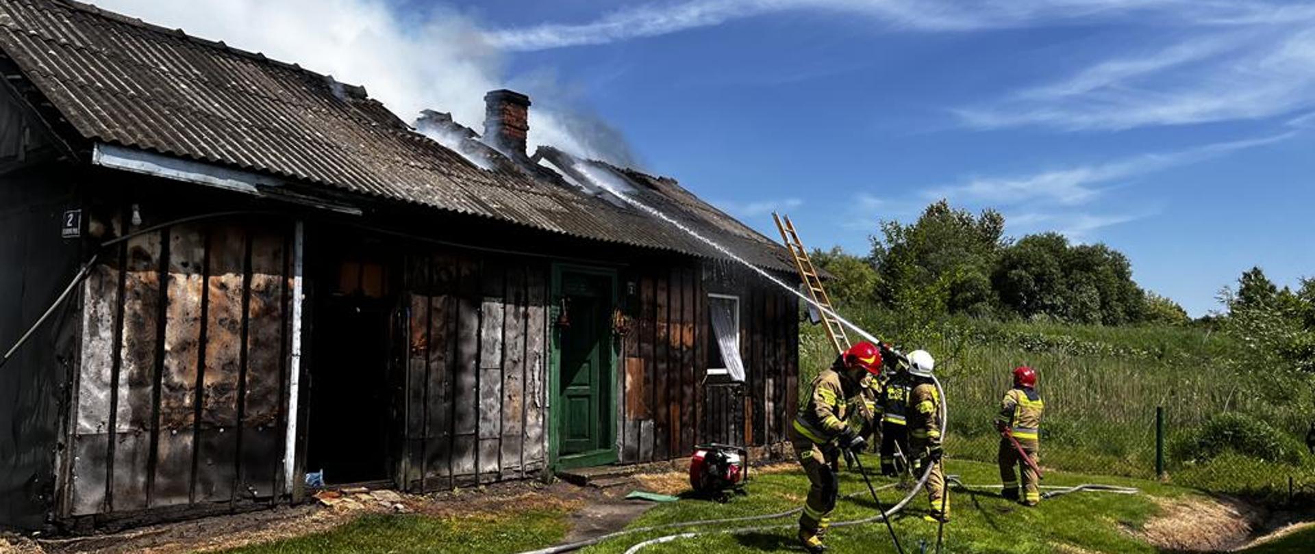 Działania ratownicze podczas pożaru budynku mieszkalnego. 