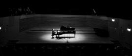 Mężczyzna gra na fortepianie na sali koncertowej PSM w Jastrzębiu-Zdroju