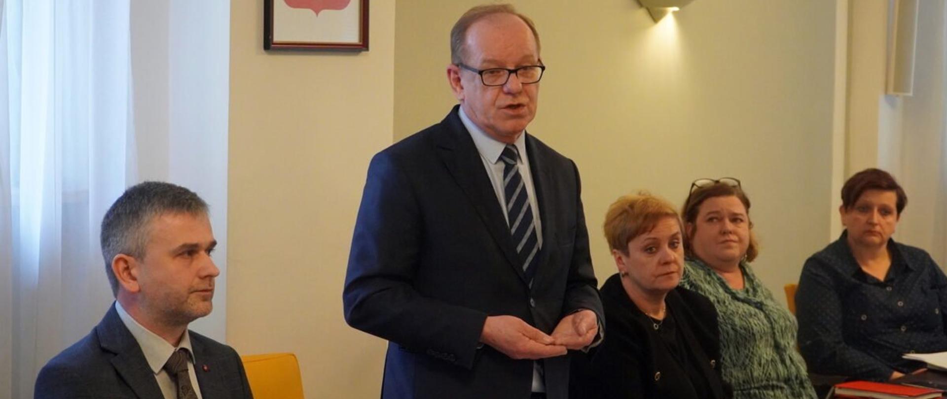 Wicewojewoda podkarpacki Wiesław Buż podczas narady