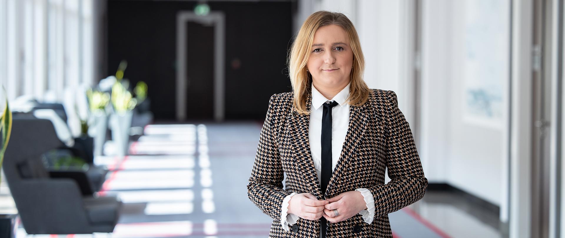 Wiceminister rozwoju Olga Semeniuk w korytarzu resortu. Przed swoim gabinetem.