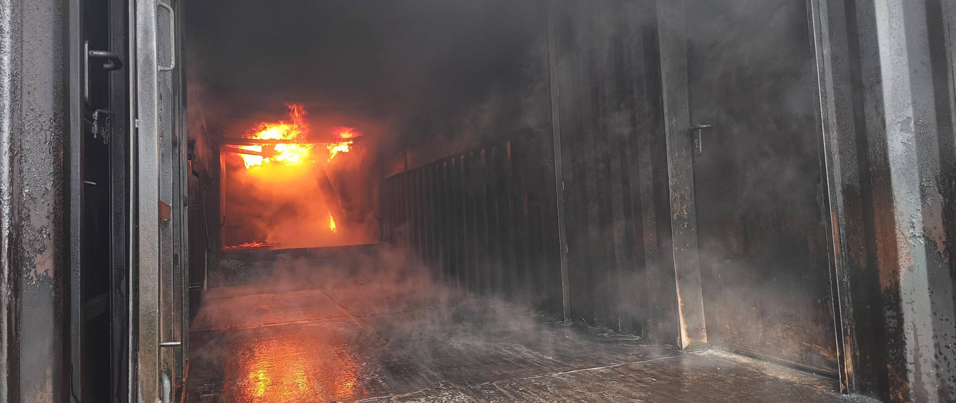  Wnętrze komory rozgorzeniowej z widocznym przepływem powietrza oraz wody, w głębi komory widoczne w pełni rozpalone palenisko