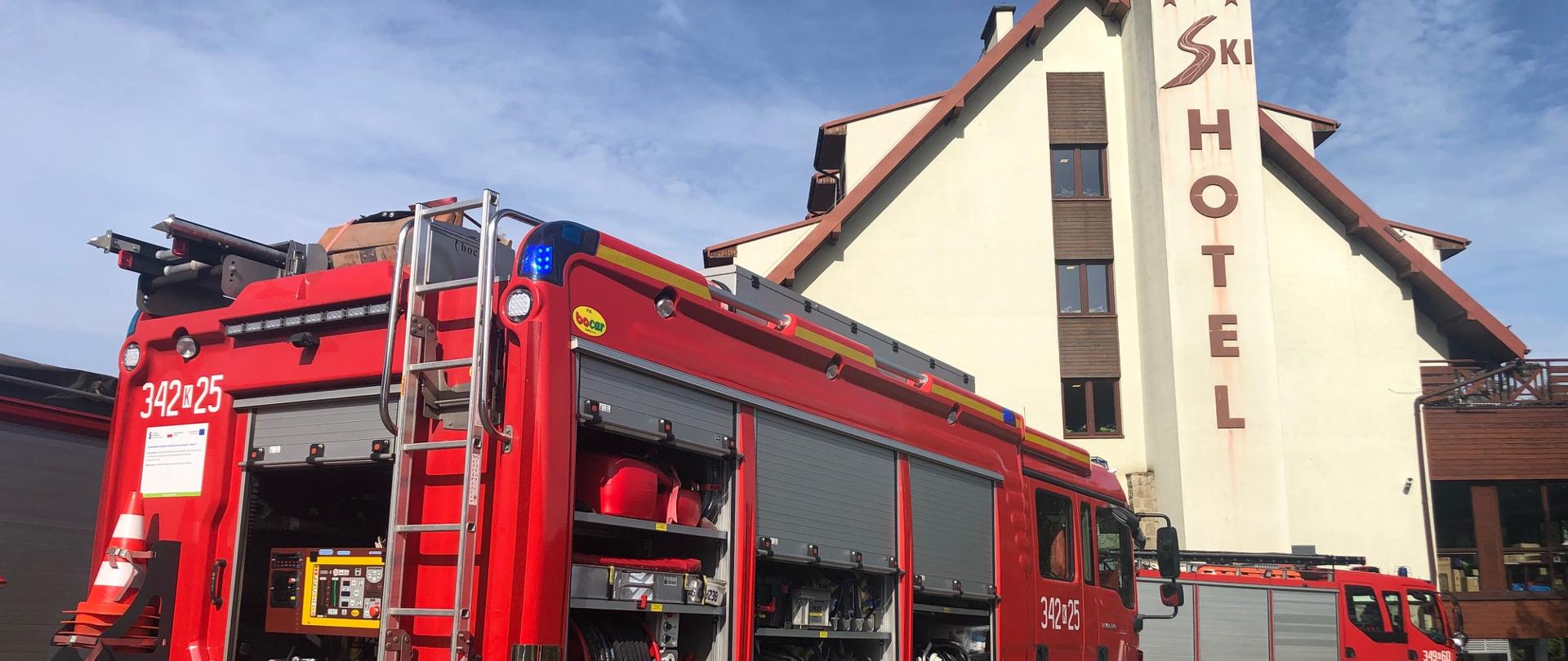 Samochody pożarnicze przed hotelem
