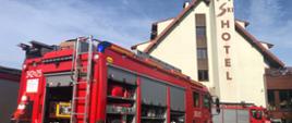 Samochody pożarnicze przed hotelem