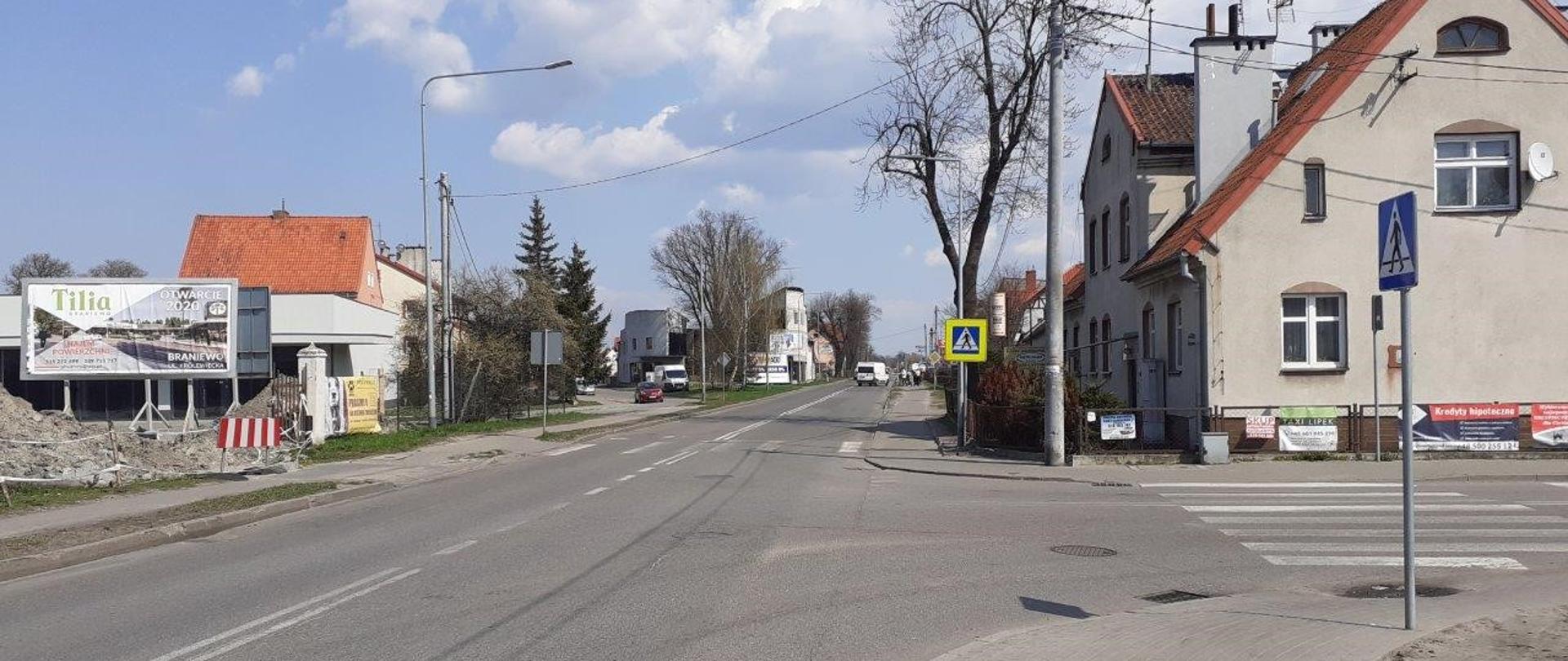 Skrzyżowanie ulic w mieście. W obrębie skrzyżowania widoczne przejścia dla pieszych.