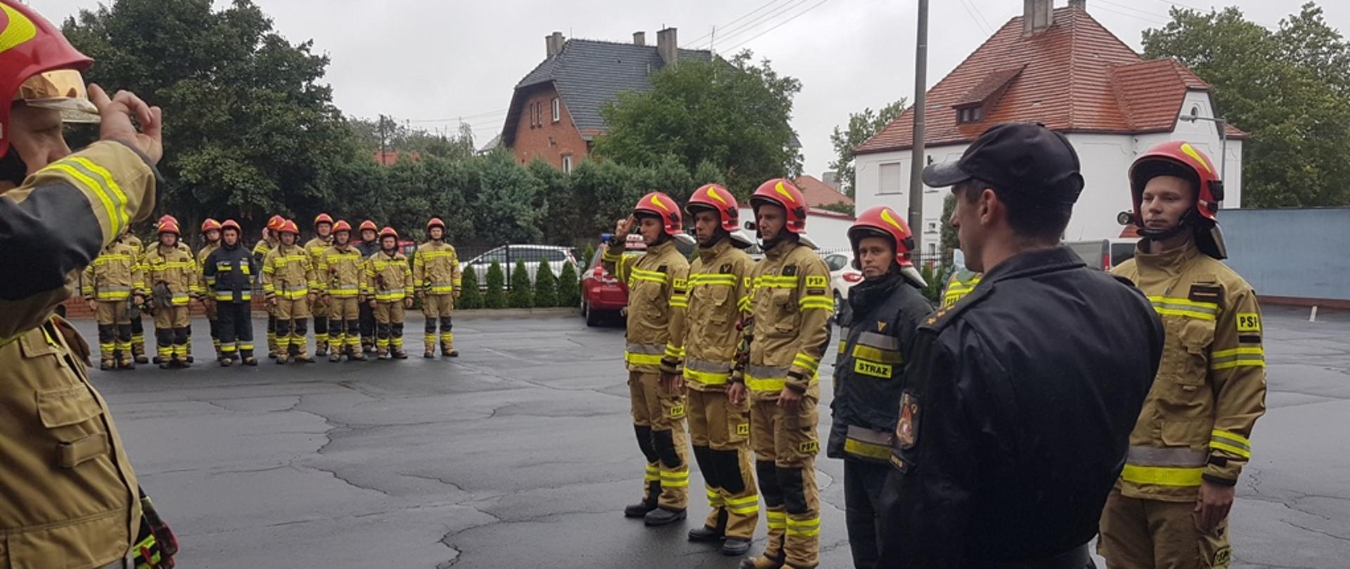 Na zdjęciu widać strażaków podczas ostatniej zmiany służby st. ogn. Romana Jeziorka. 
