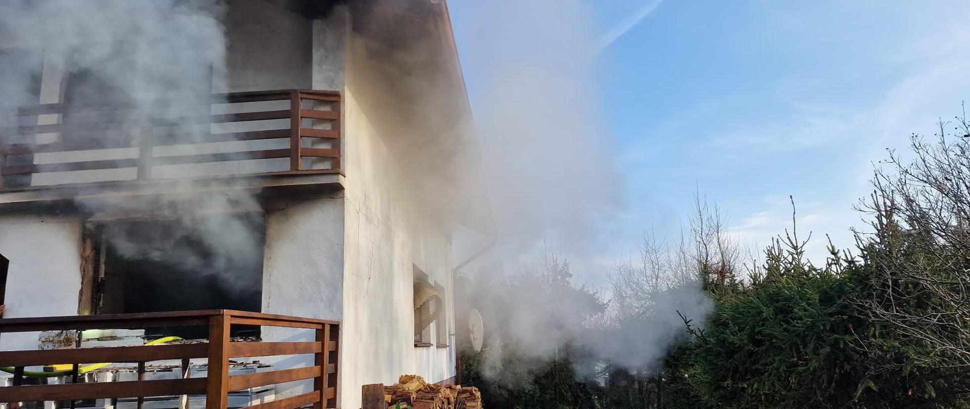 dym wydobywa się z budynku