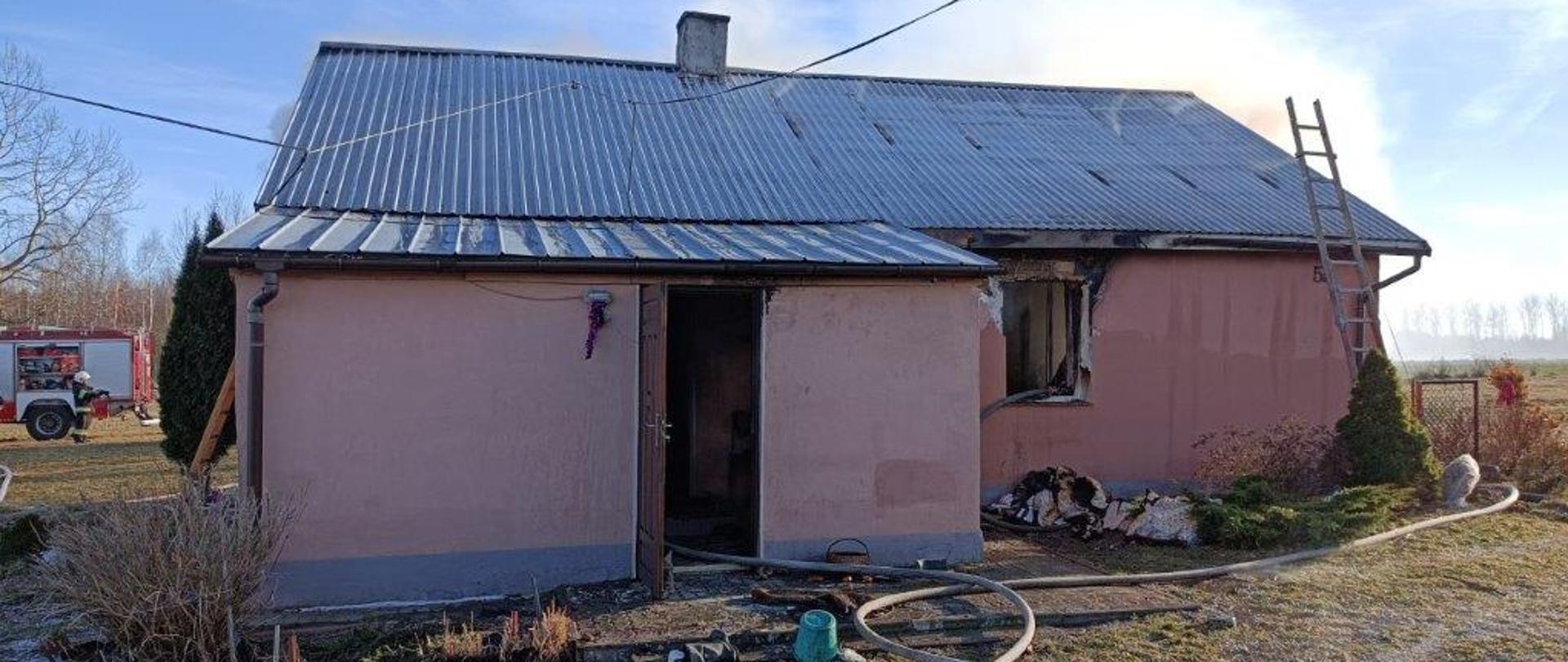 Widok budynku w czasie akcji gaśniczej