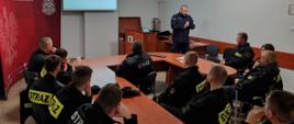 Przeprowadzanie części teoretycznej szkolenia w budynku komendy na sali sztabowej przez przedstawiciela Komendy Miejskiej Policji w Jaworznie dla druhów OSP z terenu miasta Jaworzna.