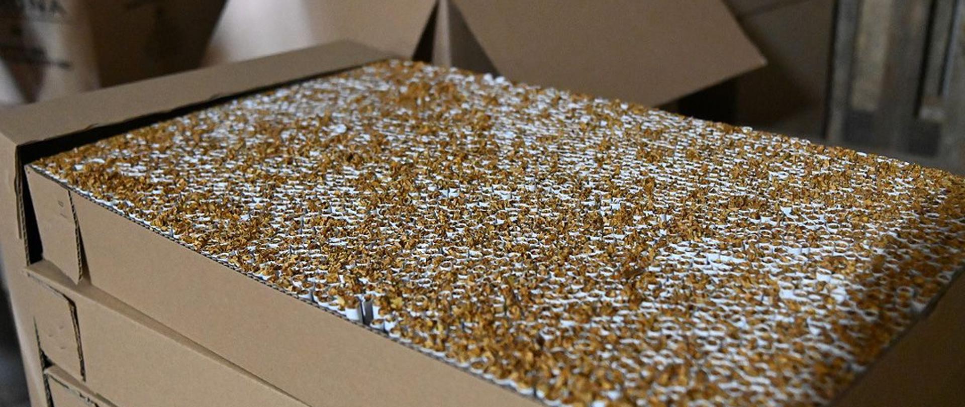 Pudło z nielegalnie wyprodukowanymi papierosami.